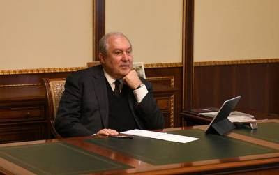 "Нужны усилия для преодоления вызовов": президент Армении поздравил с Днем Конституции