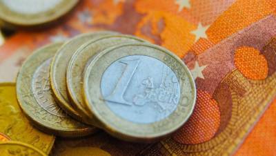 Курс евро превысил 76 рублей впервые почти за два года