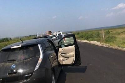Дорожники начали регулировать автопотоки на ремонтируемой трассе к открывшимся на Арахлее