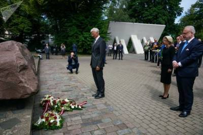 Политики Латвии воздали память сожжённым евреям, а потом — легионеру СС