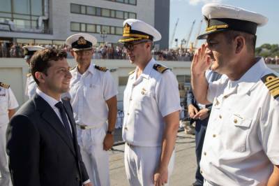 Зеленский поздравил моряков с Днем СМС и пообещал им более 70 квартир