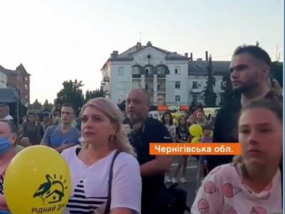 «Брались за руки и водили хороводы»: на Черниговщине во время карантина провели массовую акцию