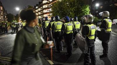 Одиннадцать лондонских полицейских пострадали во время разгона бурной незаконной вечеринки