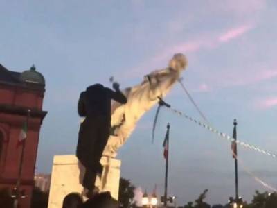 Протестующие снесли мраморную статую Колумбу в США