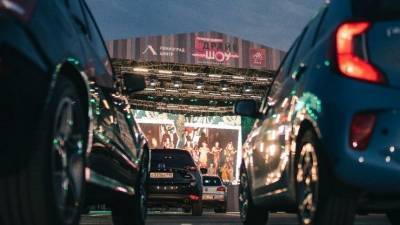 Шоу первого автотеатра в России показали в гоночном комплексе «Игора Драйв»