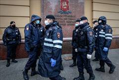Начальник полицейских, замеченных в Москве с одинаковыми жетонами, получил взыскание