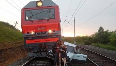 Появилось видео столкновения поезда и авто нетрезвой компании под Новокузнецком