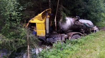 В Докшицком районе грузовик с цистерной съехал в кювет и врезался в деревья