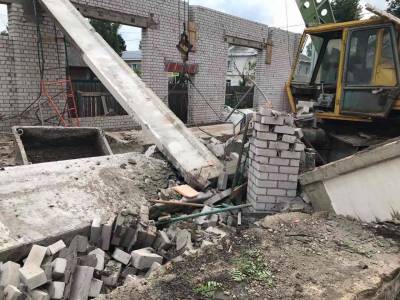 Трое рабочих погибли под обломками рухнувшего ТЦ в Кировской области