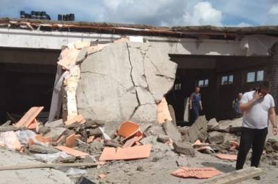 Спасатели разбирают завалы после обрушения строящегося ТЦ в Зуевке