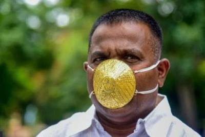 В Индии мужчина заказал себе маску из-за золота, чтобы ходить в ней во время карантина