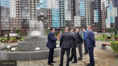 Беглов посетил площадь Солнца с трехъярусным фонтаном в Приморском районе