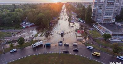 Черкассами пронеслась мощная ливень: люди "бомбочкой" ныряли в затопленные улицы