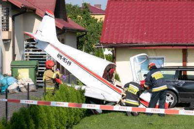 В Польше самолет упал в частный жилой сектор и задел дом