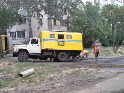 На Виноградаре в Киеве грузовик коммунальщиков угодил в яму