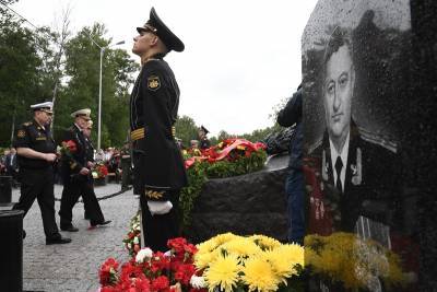 В Петербурге открыли мемориал погибшим год назад подводникам