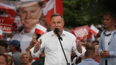 Дуда хочет на уровне конституции Польши запретить усыновление детей однополыми парами