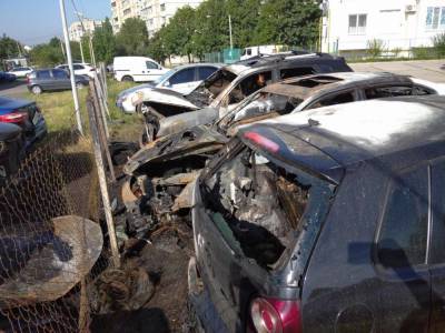 Ночью в Харькове на парковке сгорело четыре автомобиля