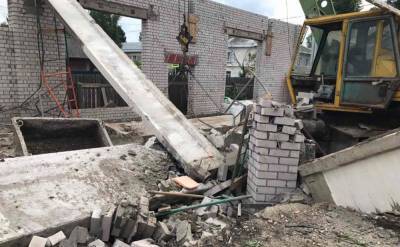 В России обвал на строительстве торгового центра: трех человек раздавило перекрытием – видео