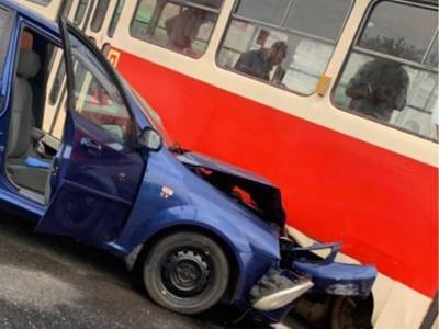На Троещине в Киеве Chevrolet врезался в трамвай