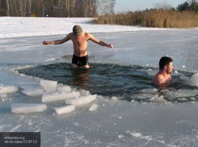 Китайские туристы шокированы плескающимися в 70-градусный мороз русскими