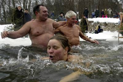 Китаец оторопел, увидев, как русские купаются в мороз -70