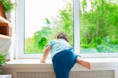 В Тверской области 3-летний ребенок выпал из окна квартиры