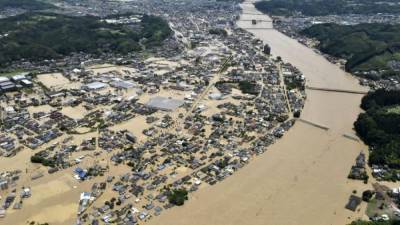 Наводнение в Японии: дома затоплены по крыши, более 30 человек погибли