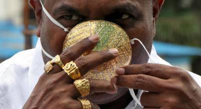 "Люди подходят ко мне сделать селфи": индиец сделал себе золотую маску от коронавируса (фото)