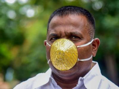 В Индии бизнесмен купил защитную маску из золота за $4 тыс. Он не верит, что обычная может защитить от коронавируса