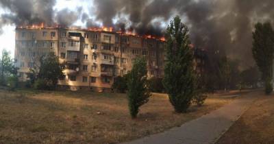 В Новой Каховке загорелся пятиэтажный дом: пламя охватило верхние этажи