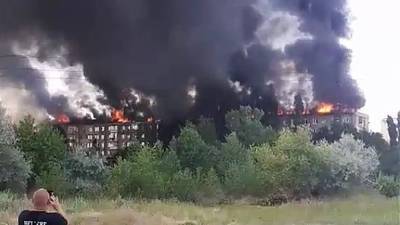 Жилая многоэтажка горит в Новой Каховке.