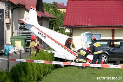 В Польше спортивный самолет аварийно приземлился на жилой дом: видео