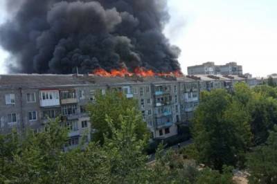 В Новой Каховке горит многоэтажка: Огонь перекинулся на крышу