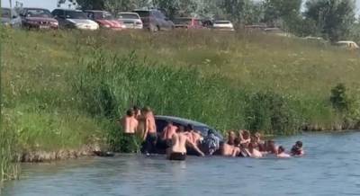 На Днепропетровщине BMW скатился в озеро (фото, видео)