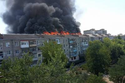 В Новой Каховке загорелось пятиэтажное жилое здание