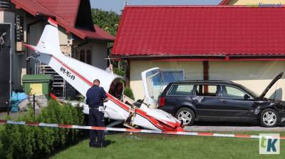 В Польше спортивный самолет упал на жилой дом: пострадал пилот (видео)