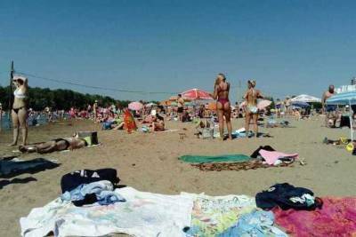 Саратовские пляжи стали местом массового паломничества: фото
