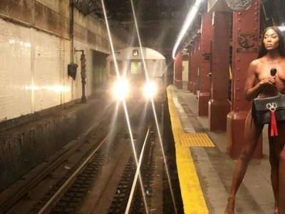 50-летняя Наоми Кэмпбелл проехалась в метро нагишом и взбудоражила Сеть