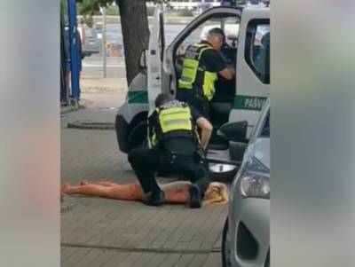 Полиция Риги оправдывается за жёсткое задержание голой женщины с ножом