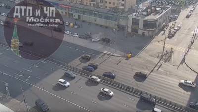 Иномарка протаранила шесть машин на проспекте Мира