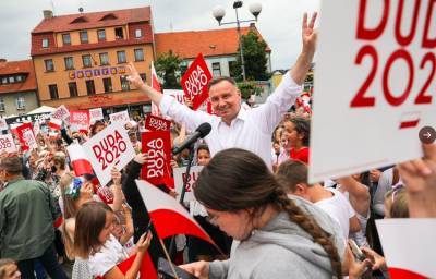 Анджей Дуда внесет в Конституцию Польши запрет на усыновление детей однополыми парами