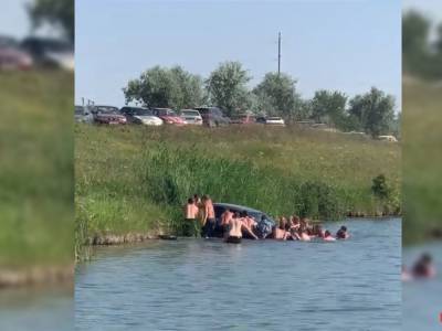 Отдыхающие вытаскивали иномарку из воды под Днепром