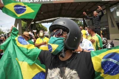 В Бразилии люди начали протестовать из-за бездействия правительства в борьбе с коронавирусом