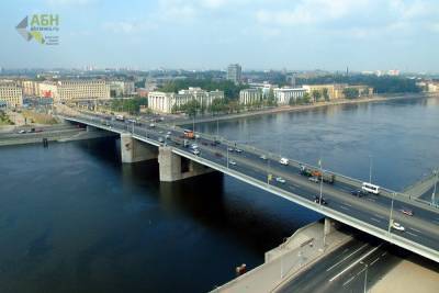 Дождь помешал петербургским спасателям найти упавшего с Володарского моста человека