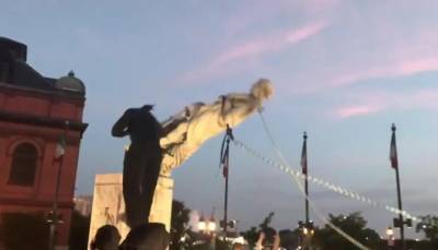 Ответ Трампу. Протестующие разбили на куски статую Колумба в Балтиморе