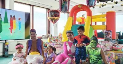 Релакс с папочкой: Роналду на надувном фламинго поиграл с детьми в бассейне