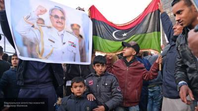 Плакаты в поддержку армии Хафтара на митинге в Бенгази попали в объективы камер