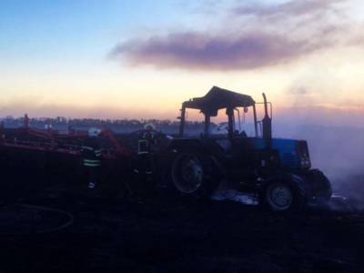 Во время сбора рожая под Днепром сгорел трактор
