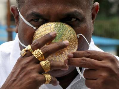 Индийский бизнесмен сделал себе золотую маску для защиты от коронавируса